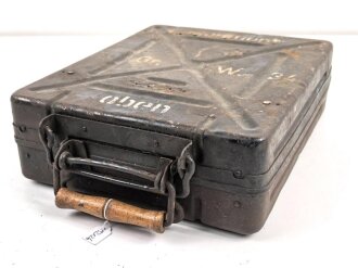 Transportkasten für drei Wurfgranaten zum 80mm Granatwerfer 34 der Wehrmacht. Originallack, ungereinigtes Stück