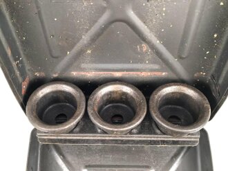 Transportkasten für drei Wurfgranaten zum 80mm Granatwerfer 34 der Wehrmacht. Originallack, ungereinigtes Stück