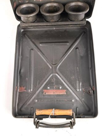Transportkasten für drei Wurfgranaten zum 80mm Granatwerfer 34 der Wehrmacht. Originallack, ungereinigtes Stück