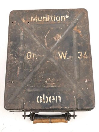Transportkasten für drei Wurfgranaten zum 80mm Granatwerfer 34 der Wehrmacht. Originallack, ungereinigtes Stück
