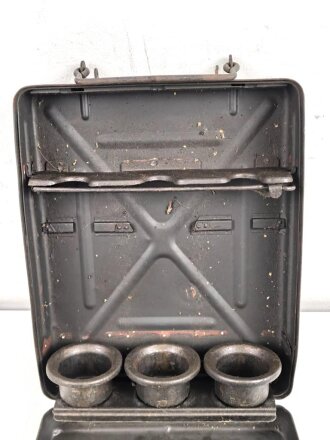 Transportkasten für drei Wurfgranaten zum 80mm Granatwerfer 34 der Wehrmacht. Originallack, ungereinigtes Stück