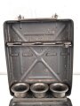 Transportkasten für drei Wurfgranaten zum 80mm Granatwerfer 34 der Wehrmacht. Originallack, ungereinigtes Stück