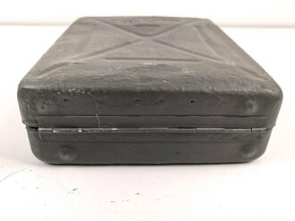 Transportkasten für drei Wurfgranaten zum 80mm Granatwerfer 34 der Wehrmacht. Überlackiertes Stück