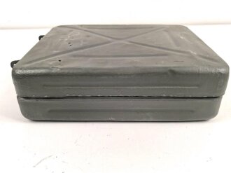 Transportkasten für drei Wurfgranaten zum 80mm Granatwerfer 34 der Wehrmacht. Überlackiertes Stück