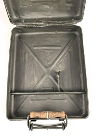 Transportkasten für drei Wurfgranaten zum 80mm Granatwerfer 34 der Wehrmacht. Überlackiertes Stück