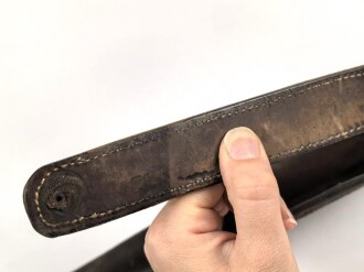 Kaiserreich, Sattelhalter für einen Degen ? Ohne erkennbare Stempelung, habe ich so noch nie gesehen, Länge der Lederhülle 76cm,