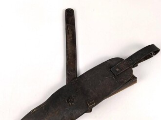 Kaiserreich, Sattelhalter für einen Degen ? Ohne erkennbare Stempelung, habe ich so noch nie gesehen, Länge der Lederhülle 76cm,