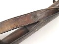 Kaiserreich, Sattelhalter für einen Degen ? Ohne erkennbare Stempelung, habe ich so noch nie gesehen, Länge der Lederhülle 76cm,