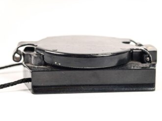 Marschkompass Wehrmach aus schwarzer Preßmasse. Hersteller MK, guter Zustand