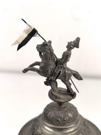 Preussen, Reservistenkrug eines Angehörigen im " Schlesischen Dragoner Regiment No 15 Hagenau"  Guter Gesamtzustand, der Reiter hat einen seitlichen Schlag abbekommen, die Lanze "kreativ" ersetzt
