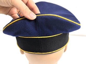 Schirmmütze 30iger Jahre, vermutlich für einen Angehörigen eines Traditionsverbandes der Husaren. Leicht getragenes Stück
