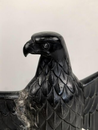 Gewaltiger Adler als Tischdekoration. Spritzguß geschwärzt, Gesamthöhe mit Sockel 30cm. Ein Flügel "restauriert", wackelt leicht auf dem Sockel