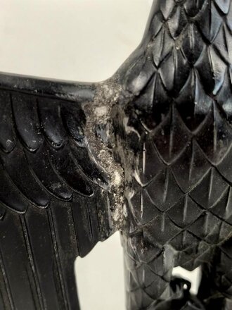 Gewaltiger Adler als Tischdekoration. Spritzguß geschwärzt, Gesamthöhe mit Sockel 30cm. Ein Flügel "restauriert", wackelt leicht auf dem Sockel