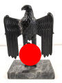 Gewaltiger Adler als Tischdekoration. Spritzguß geschwärzt, Gesamthöhe mit Sockel 30cm. Ein Flügel "restauriert", wackelt leicht auf dem Sockel
