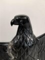 Gewaltiger Adler als Tischdekoration. Spritzguß geschwärzt, Gesamthöhe mit Sockel 30cm. Ein Flügel "restauriert", wackelt leicht auf dem Sockel
