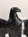 Gewaltiger Adler als Tischdekoration. Spritzguß geschwärzt, Gesamthöhe mit Sockel 30cm. Ein Flügel "restauriert", wackelt leicht auf dem Sockel