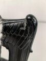 Gewaltiger Adler als Tischdekoration. Spritzguß geschwärzt, Gesamthöhe mit Sockel 30cm. Ein Flügel "restauriert", wackelt leicht auf dem Sockel