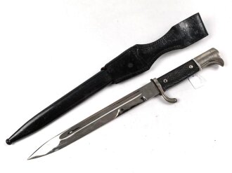 Extraseitengewehr KS98 Wehrmacht. Hersteller Aresculap Werke Tuttlingen. Saubere Klinge mit Gravur " Zur Erinnerung an meine Dienstzeit" Scheide original lackiert, im Lacklederkoppelschuh