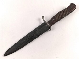 1.Weltkrieg  Grabendolch. Gerenigtes Stück, die Scheide mit resten des Originallack