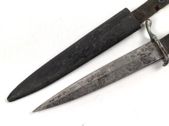 1.Weltkrieg  Grabendolch. Gerenigtes Stück, die Scheide mit resten des Originallack
