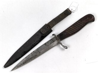 1.Weltkrieg  Grabendolch. Gerenigtes Stück, die Scheide mit resten des Originallack