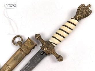 Dolch für Offiziere der Kriegsmarine. Beidseitig geätze Klinge von Eickhorn Solingen, die Klingenspitze fehlt. Getragenes Stück
