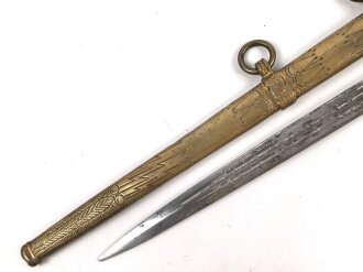 Dolch für Offiziere der Kriegsmarine. Beidseitig geätze Klinge von Eickhorn Solingen, die Klingenspitze fehlt. Getragenes Stück