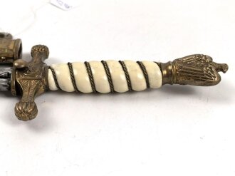 Dolch für Offiziere der Kriegsmarine. Beidseitig geätze Klinge von Eickhorn Solingen, die Klingenspitze fehlt. Getragenes Stück