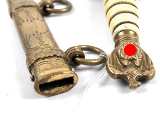 Dolch für Offiziere der Kriegsmarine. Beidseitig geätze Klinge von Eickhorn Solingen, die Klingenspitze fehlt. Getragenes Stück