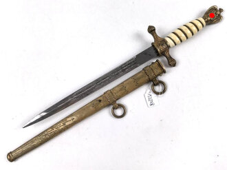 Dolch für Offiziere der Kriegsmarine. Beidseitig geätze Klinge von Eickhorn Solingen, die Klingenspitze fehlt. Getragenes Stück