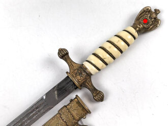 Dolch für Offiziere der Kriegsmarine. Beidseitig geätze Klinge von Eickhorn Solingen, die Klingenspitze fehlt. Getragenes Stück