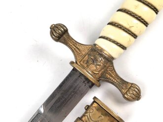 Dolch für Offiziere der Kriegsmarine. Beidseitig geätze Klinge von Eickhorn Solingen, die Klingenspitze fehlt. Getragenes Stück