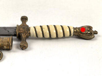 Dolch für Offiziere der Kriegsmarine. Beidseitig geätze Klinge von Eickhorn Solingen, die Klingenspitze fehlt. Getragenes Stück