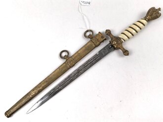 Dolch für Offiziere der Kriegsmarine. Beidseitig geätze Klinge von Eickhorn Solingen, die Klingenspitze fehlt. Getragenes Stück