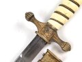 Dolch für Offiziere der Kriegsmarine. Beidseitig geätze Klinge von Eickhorn Solingen, die Klingenspitze fehlt. Getragenes Stück