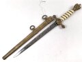 Dolch für Offiziere der Kriegsmarine. Beidseitig geätze Klinge von Eickhorn Solingen, die Klingenspitze fehlt. Getragenes Stück