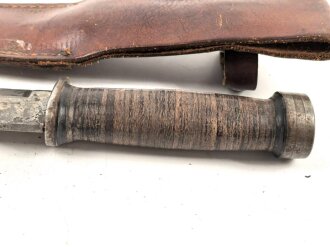 U.S. WWII Cattaraugus 2250 Commando Fighting Knife. Good condition, in leather scabbard