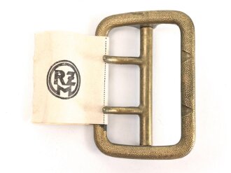 Zweidornschnalle nach Vorschrift der NSDAP. 58mm Höhe, vergoldet. Ungetragen, mit RZM Etikett