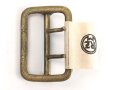 Zweidornschnalle nach Vorschrift der NSDAP. 58mm Höhe, vergoldet. Ungetragen, mit RZM Etikett