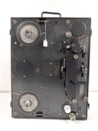 Tonschreiber B1 ( L ) Laufwerk , Ton.S. b1 ( L ) datiert 1944. Frontplatte Originallack, Gehäuse ( nicht zugehörig aber passend ) überlackiert. In Teilen verbasteltes Stück mit sehr guter Restaurationsbasis.