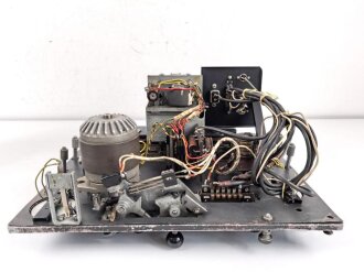 Tonschreiber B1 ( L ) Laufwerk , Ton.S. b1 ( L ) datiert 1944. Frontplatte Originallack, Gehäuse ( nicht zugehörig aber passend ) überlackiert. In Teilen verbasteltes Stück mit sehr guter Restaurationsbasis.