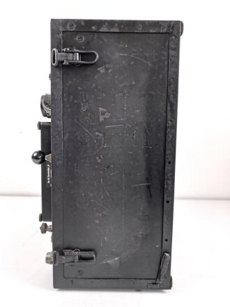 Tonschreiber B1 ( L ) Laufwerk , Ton.S. b1 ( L ) datiert 1944. Frontplatte Originallack, Gehäuse ( nicht zugehörig aber passend ) überlackiert. In Teilen verbasteltes Stück mit sehr guter Restaurationsbasis.