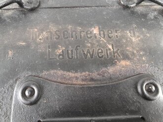 Tonschreiber B1 ( L ) Laufwerk , Ton.S. b1 ( L ) datiert 1944. Frontplatte Originallack, Gehäuse ( nicht zugehörig aber passend ) überlackiert. In Teilen verbasteltes Stück mit sehr guter Restaurationsbasis.