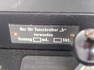 Tonschreiber B1 ( L ) Laufwerk , Ton.S. b1 ( L ) datiert 1944. Frontplatte Originallack, Gehäuse ( nicht zugehörig aber passend ) überlackiert. In Teilen verbasteltes Stück mit sehr guter Restaurationsbasis.