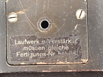 Tonschreiber B1 ( L ) Laufwerk , Ton.S. b1 ( L ) datiert 1944. Frontplatte Originallack, Gehäuse ( nicht zugehörig aber passend ) überlackiert. In Teilen verbasteltes Stück mit sehr guter Restaurationsbasis.