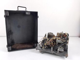 Tonschreiber B1 ( L ) Laufwerk , Ton.S. b1 ( L ) datiert 1944. Frontplatte Originallack, Gehäuse ( nicht zugehörig aber passend ) überlackiert. In Teilen verbasteltes Stück mit sehr guter Restaurationsbasis.