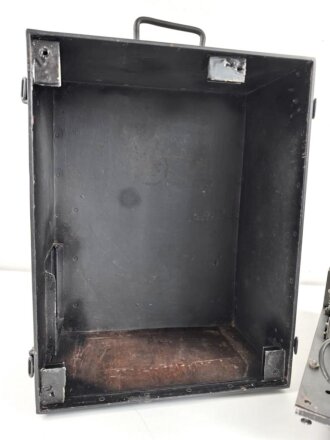 Tonschreiber B1 ( L ) Laufwerk , Ton.S. b1 ( L ) datiert 1944. Frontplatte Originallack, Gehäuse ( nicht zugehörig aber passend ) überlackiert. In Teilen verbasteltes Stück mit sehr guter Restaurationsbasis.