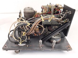 Tonschreiber B1 ( L ) Laufwerk , Ton.S. b1 ( L ) datiert 1944. Frontplatte Originallack, Gehäuse ( nicht zugehörig aber passend ) überlackiert. In Teilen verbasteltes Stück mit sehr guter Restaurationsbasis.