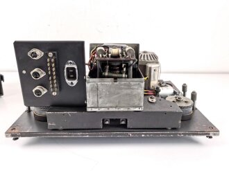 Tonschreiber B1 ( L ) Laufwerk , Ton.S. b1 ( L ) datiert 1944. Frontplatte Originallack, Gehäuse ( nicht zugehörig aber passend ) überlackiert. In Teilen verbasteltes Stück mit sehr guter Restaurationsbasis.