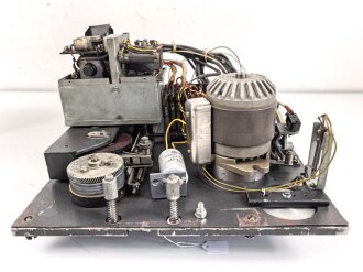 Tonschreiber B1 ( L ) Laufwerk , Ton.S. b1 ( L ) datiert 1944. Frontplatte Originallack, Gehäuse ( nicht zugehörig aber passend ) überlackiert. In Teilen verbasteltes Stück mit sehr guter Restaurationsbasis.